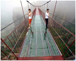 กล้าเดินมั้ย สะพานกระจกที่ประเทศจีน