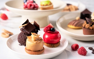 รังสรรค์รายการของหวานรสอร่อยแสนวิจิตรใน "เลส์ เปอติต์ กาโตส์" โรงแรมแกรนด์ ไฮแอท เอราวัณ กรุงเทพฯ