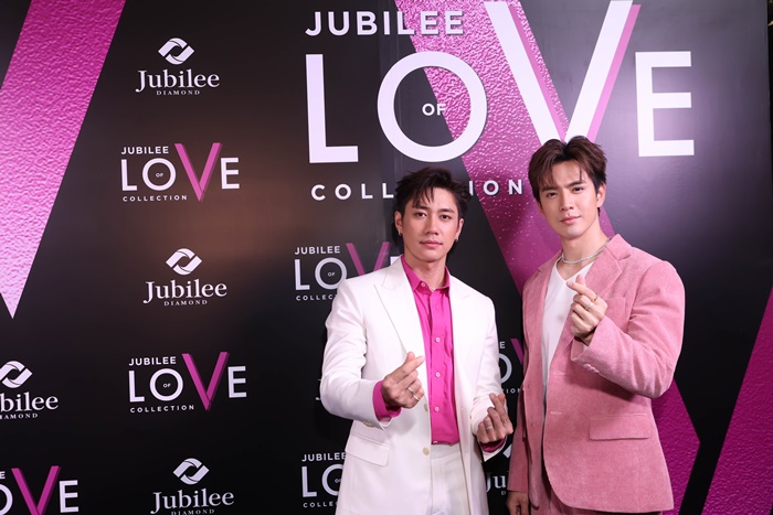 ฟิล์ม-แจม อวดโมเม้นต์สุดหวาน เรียกเสียงกรี๊ดแฟนคลับสนั่นห้างฯ พร้อมเผยเคล็ดลับการเลือกเครื่องประดับให้กันและกัน ที่งานเปิดตัวเครื่องประดับเพชร "ยูบิลลี่ ออฟ เลิฟ" (Jubilee of LoVe) 