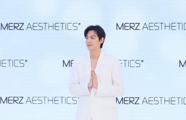 กรี๊ดสนั่น "อีมินโฮ"เซเลบริตี้ แอมบาสเดอร์ ULTHERAPY®  เยือนไทยรอบ 7 ปี ร่วมงาน "MERZ AESTHETIC EXPO: HAUS OF CONFIDENCE" สุดยิ่งใหญ่