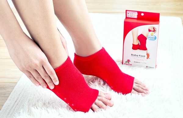  "ย้อนเวลาให้เท้านุ่มดุจเท้าเด็กได้อีกครั้งในชั่วข้ามคืน" ด้วย 2 ผลิตภัณฑ์จาก "Baby Foot" ถุงเท้าเจลมหัศจรรย์ Moisturizing Gel Heel Socks และ ครีม Deep Moisturizing Foot Cream