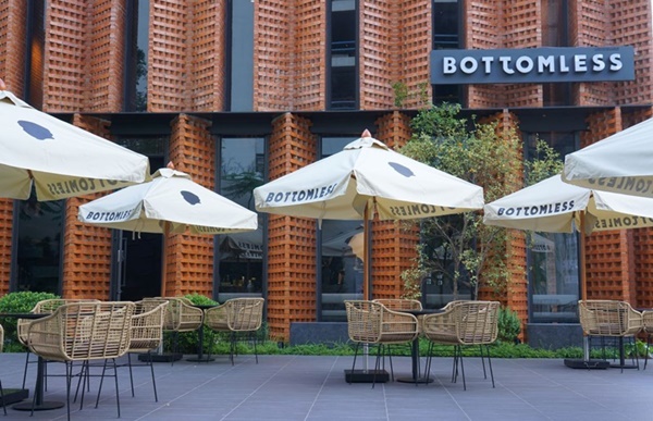 BOTTOMLESS เปลือยเสน่ห์คาเฟ่ใจกลางสุขุมวิท พร้อมไขเสน่ห์ ความสุขที่มากกว่ารสชาติ ของ "กาแฟ"