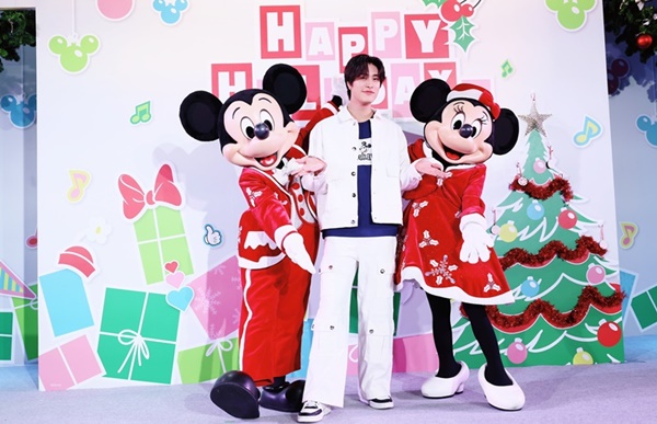 ห้างโรบินสัน พาสัมผัสความน่ารักระดับโลกของ 'มิคกี้ เมาส์ – มินนี่ เมาส์' แบบสุดเอ็กซ์คลูซีฟ! พร้อมว้าว! ไปกับลุค 'HAPPY HOLIDAY' สุดคิ้วต์ที่เผยโฉมในไทยเป็นที่แรก! 