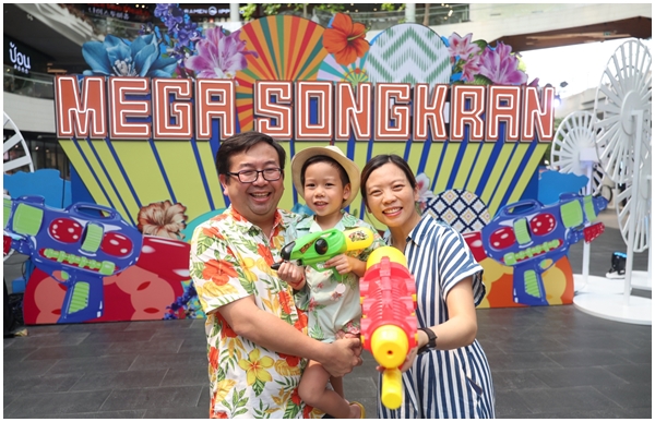 วันแรกสุดคึกคักกับเทศกาลสงกรานต์ ในงาน MEGA SONGKRAN  ร่วมสนุก สุขใจ รื่นเริงได้ทั้งครอบครัวที่เมกาบางนา 