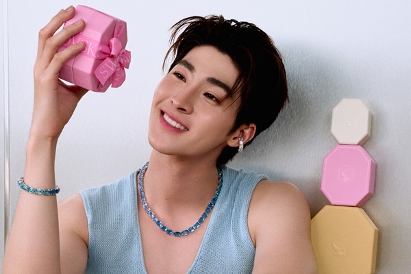 เฉลิมฉลองฤดูกาลแห่งวันหยุด ส่งท้ายปีกับ Swarovski และบลู-พงศ์ทิวัตถ์ 