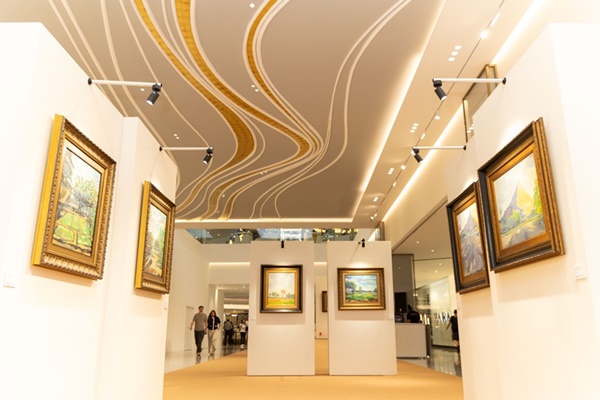 SHINY AIRY FREELY นิทรรศการแสดงเดี่ยวโดย โด่ง-พงษธัช อ่วยกลาง  3 - 31 มี.ค. 2568 จัดแสดงที่ แฟชั่น แกลเลอรี่ ชั้น1 สยามพารากอน