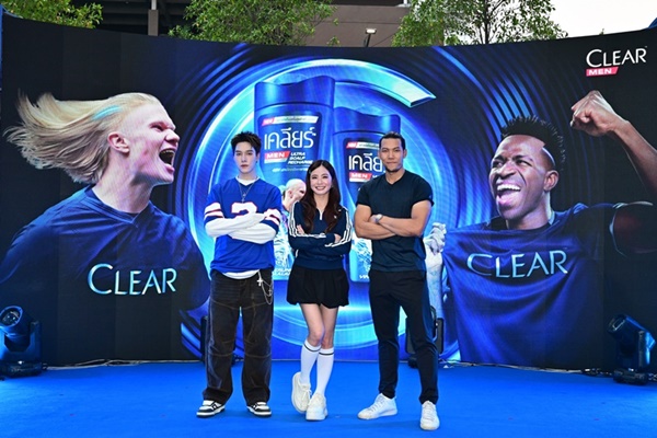CLEAR MEN ควบสองนักเตะดังระดับโลก สร้างประสบการณ์ใหม่  พร้อมเนรมิตสนามฟุตบอลสุดมันส์ใจกลางสยาม กับแชมพูขจัดรังแค 2 สูตร "CLEAR MEN ULTRA SERIES"