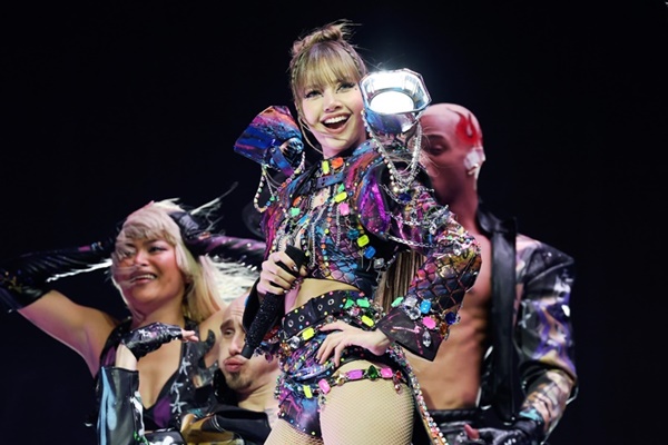 ลิซ่า สะกดทุกสายตาบนเวที Coachella ในลุคคัสตอมจากคริสตัลสวารอฟสกี้