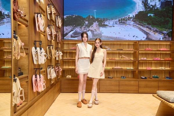 "shoebar" เปิดตัวร้านโฉมใหม่ เอาใจสายบีช ด้วยคอลเลกชั่นรองเท้าแบรนด์ดังจากบราซิล พร้อม 2 สาวคนดัง วิว-เบญญาภา และ มิ้ม-รัตนวดี ร่วมอวดลุคสุดชิล ณ ชั้น 1 เซ็นทรัลพระรามเก้า
