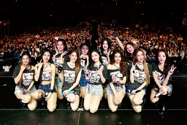 จักรวาลสะเทือนฮอลล์! "COSMOS Glitter From Star Concert" ระเบิดพลัง 11 สาว COSMOS สุดปัง! น้ำตา-เสียงกรี๊ด-โปรดักชันจัดเต็ม สนั่น Phenix Grand Ballroom