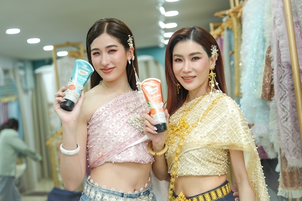 สวยสับฉบับตัวมารดา! ‘แม่เจ็ง-เซย่า’ แท็กทีมอวดผิวออร่าท้าแดด นั่งแท่นพรีเซนเตอร์ “กันแดด” นวัตกรรมใหม่ที่ไม่ได้มีดีแค่กันยูวี!