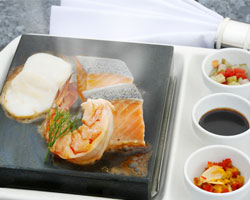 ฮ็อต สโตน กริลล์ (Hot Stone Grill)  ยังฮ็อตฮิตที่เดอะรู๊ฟ แกสโตร