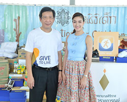 โรงพยาบาลศิริราช ปิยมหาราชการุณย์ จัดมอบรองเท้าและอุปกรณ์กีฬาแก่มูลนิธิเด็ก
