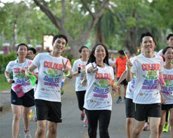 จอห์นสัน แอนด์ จอห์นสัน วิชั่นแคร์ จัดงาน Colour Miles for Smiles 2016: Neon Edition