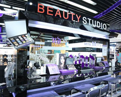 ทีมผู้บริหาร เออเบิน ดีเคย์ (ประเทศไทย) ร่วมกันเฉลิมฉลองครบรอบ 20 ปี URBAN DECAY