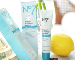 No7 โพรเท็ค แอนด์ เพอร์เฟ็ค อินเทนซ์ แอดวานซ์ ไวท์เทนนิ่ง เซรั่ม ใหม่