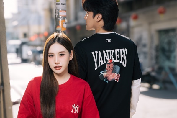 MLB เปิดตัวคอลเลกชันพิเศษต้อนรับ "ปีม้าแดง 2026" ถ่ายทอดพลังแห่งสตรีทแฟชั่นผ่านกราฟิกสุดล้ำ