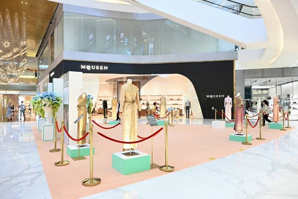 ผยแพร่และถ่ายทอดองค์ความรู้ชุดไทยพระราชนิยมและนิทรรศการชุดไทยพระราชนิยม เทิดพระเกียรติสมเด็จพระนางเจ้าสิริกิติ์ พระบรมราชินีนาถ พระบรมราชชนนีพันปีหลวง 