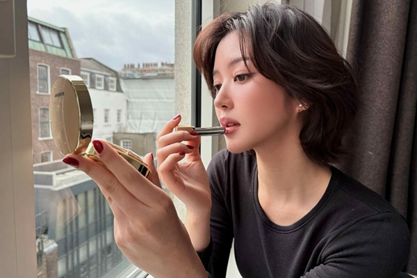 GET THE LOOK! เผยบิวตี้ลุคของ จูเน่ เพลินพิชญา โกมลารชุน ในงาน Burberry Winter 2026