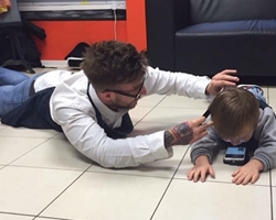 เมื่อเด็กออทิสติคกลัวการตัดผม ช่างผมสุดหล่อก็ได้ทำสิ่งที่เราก็ต้องขอปรบมือให้ดังๆ