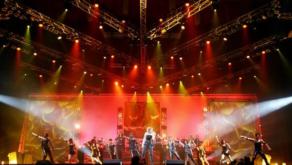 ทาทา ยัง "คอนเสิร์ต ดูม ดูม"