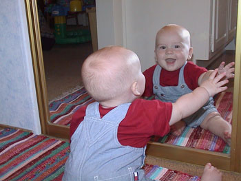 เด็กน้อยกับกระจก (น่ารักน๊า)