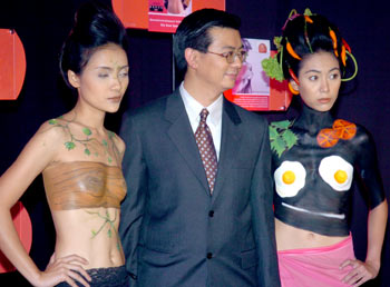 เปิดตัว 'บราวา' ฮือฮานางแบบเพ้นท์ตัวโชว์เต้า