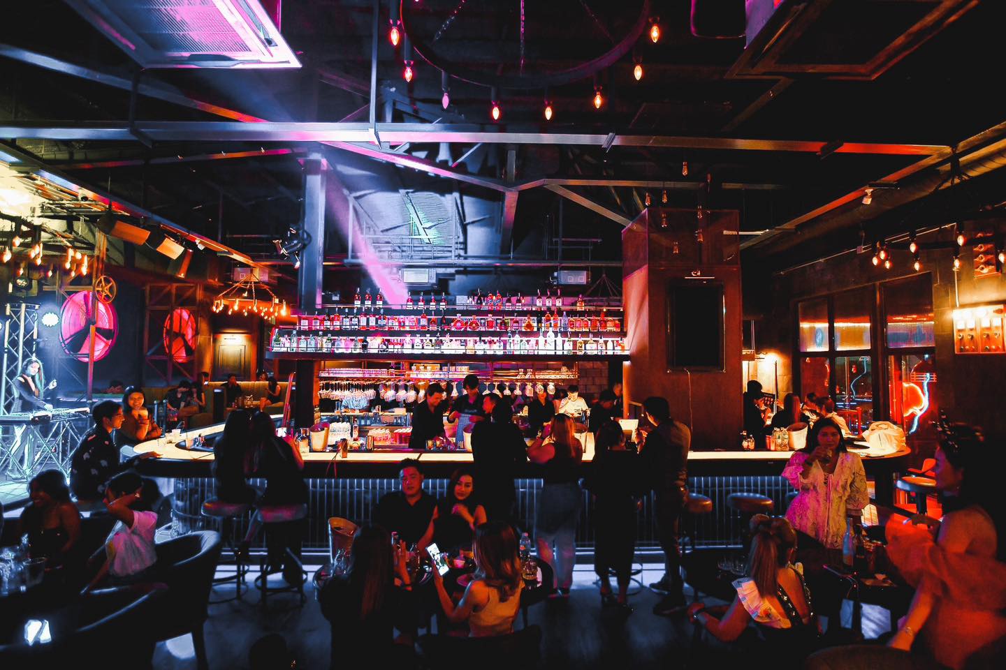 After Work Vibes เลิกงานแล้วแวะจิบเบียร์/ค็อกเทลที่ Davin Cafe ฟินมาก?